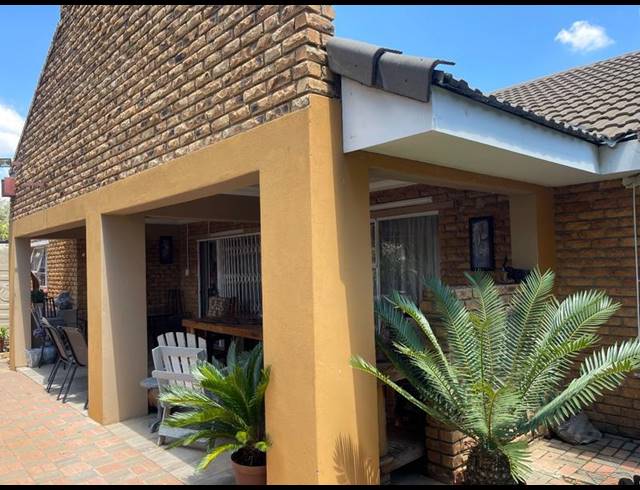 2 BEDROOM TOWNHOUSE FOR SALE IN VANDERBIJLPARK SW 5